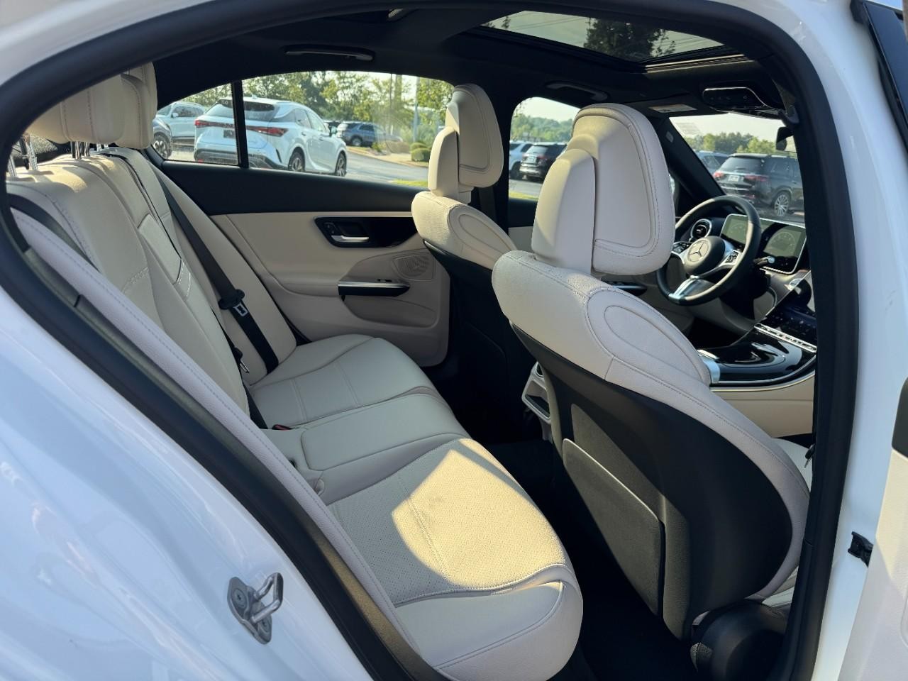 Mercedes-Benz C-Class Vehicle Full-screen Gallery Image 13