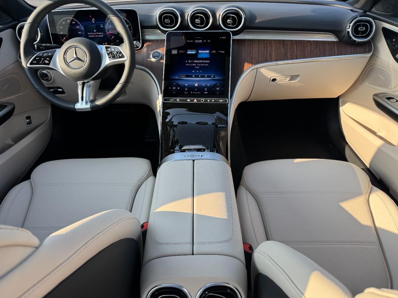 Mercedes-Benz C-Class Vehicle Full-screen Gallery Image 14