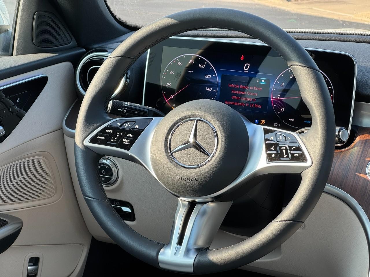 Mercedes-Benz C-Class Vehicle Full-screen Gallery Image 15
