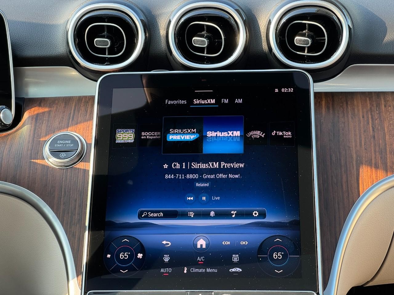 Mercedes-Benz C-Class Vehicle Full-screen Gallery Image 16