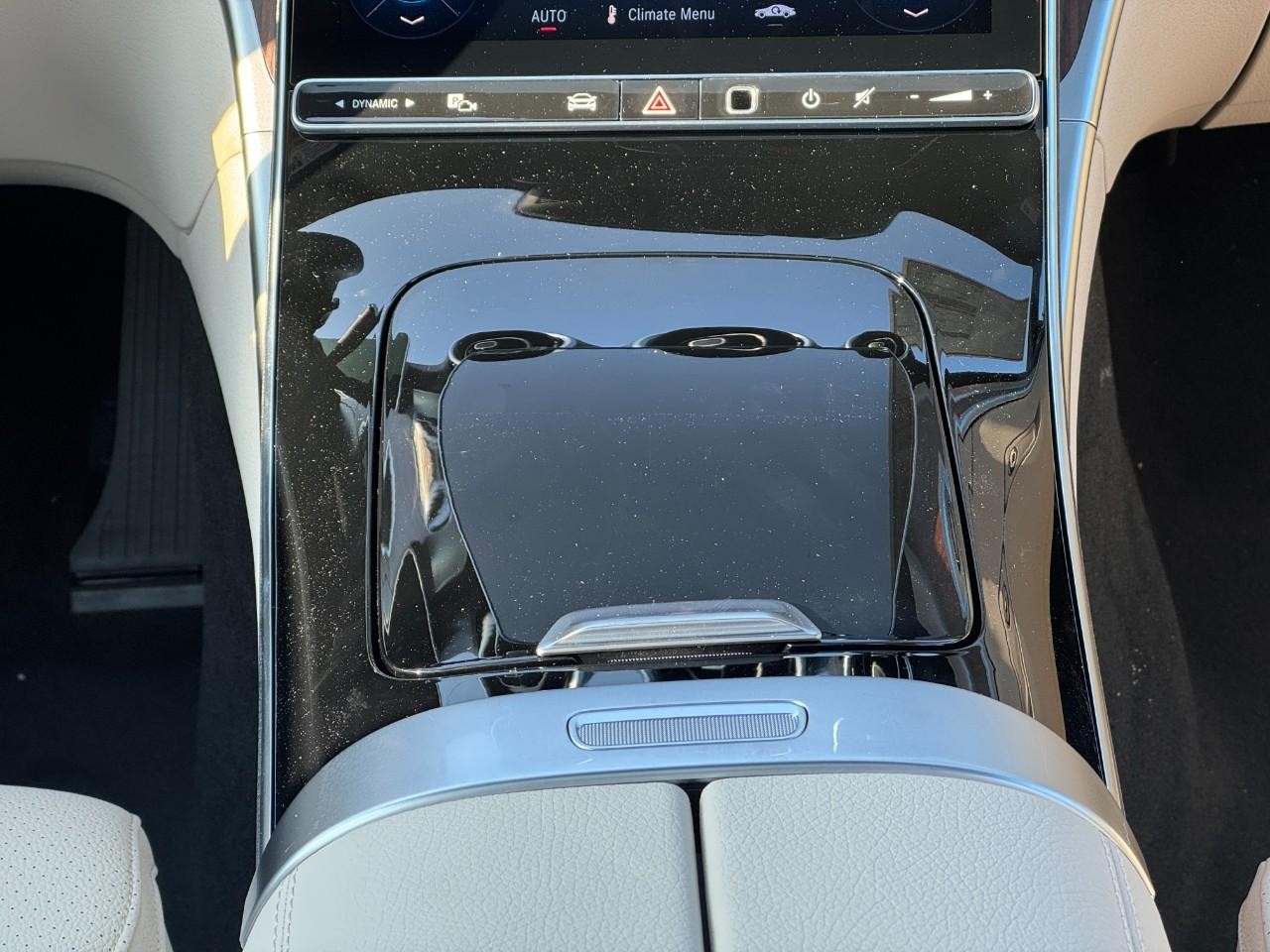 Mercedes-Benz C-Class Vehicle Full-screen Gallery Image 17