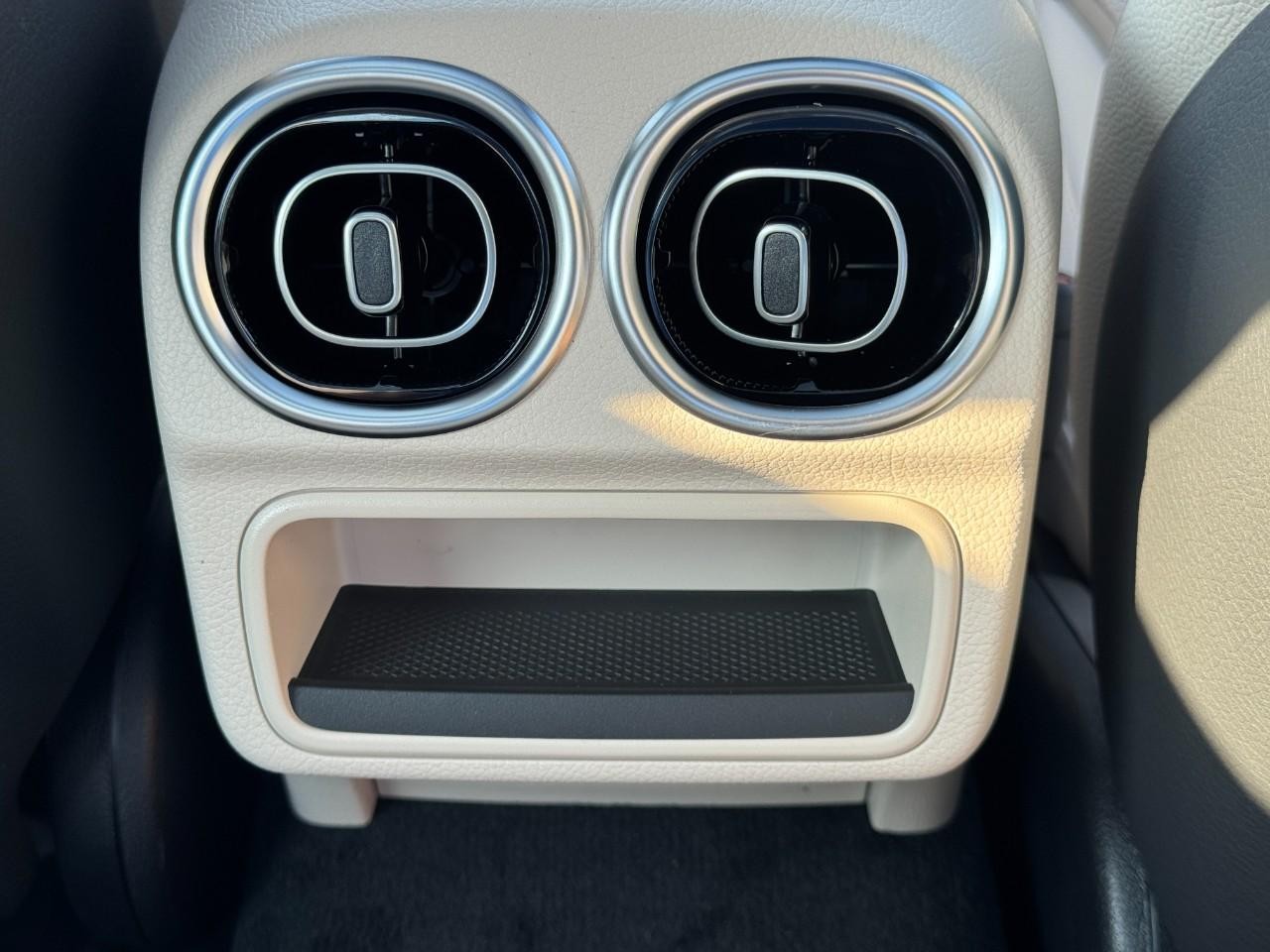 Mercedes-Benz C-Class Vehicle Full-screen Gallery Image 19