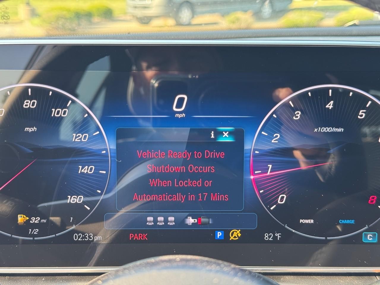 Mercedes-Benz C-Class Vehicle Full-screen Gallery Image 23