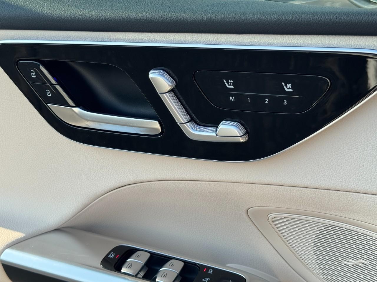 Mercedes-Benz C-Class Vehicle Full-screen Gallery Image 26