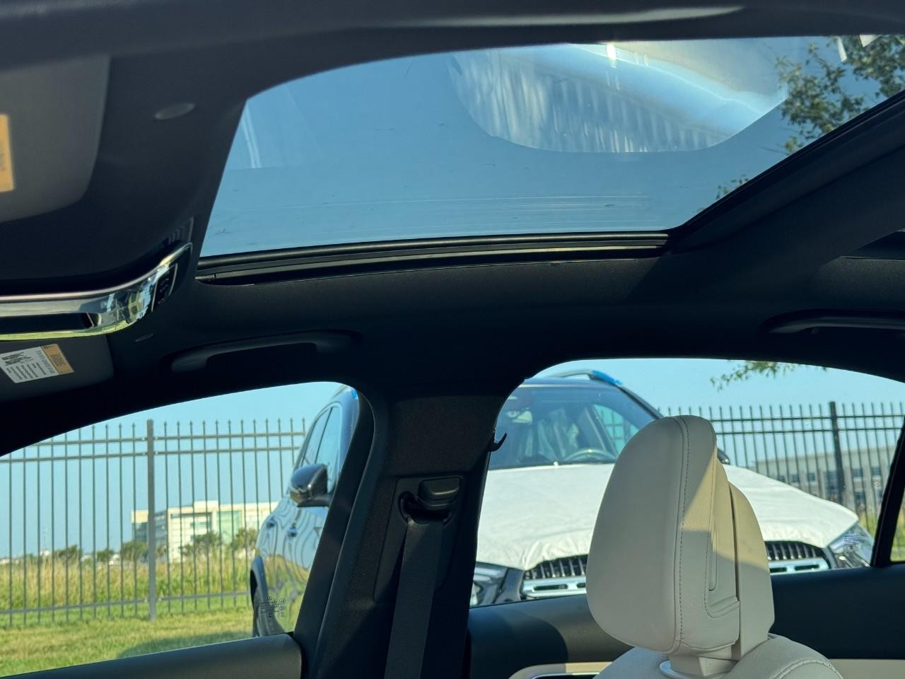 Mercedes-Benz C-Class Vehicle Full-screen Gallery Image 28