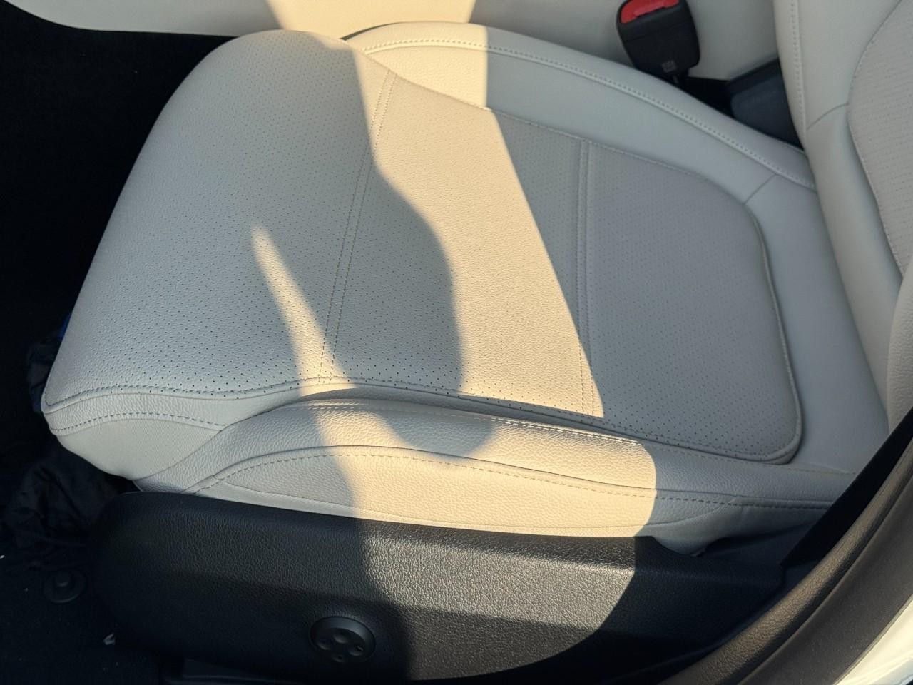 Mercedes-Benz C-Class Vehicle Full-screen Gallery Image 30