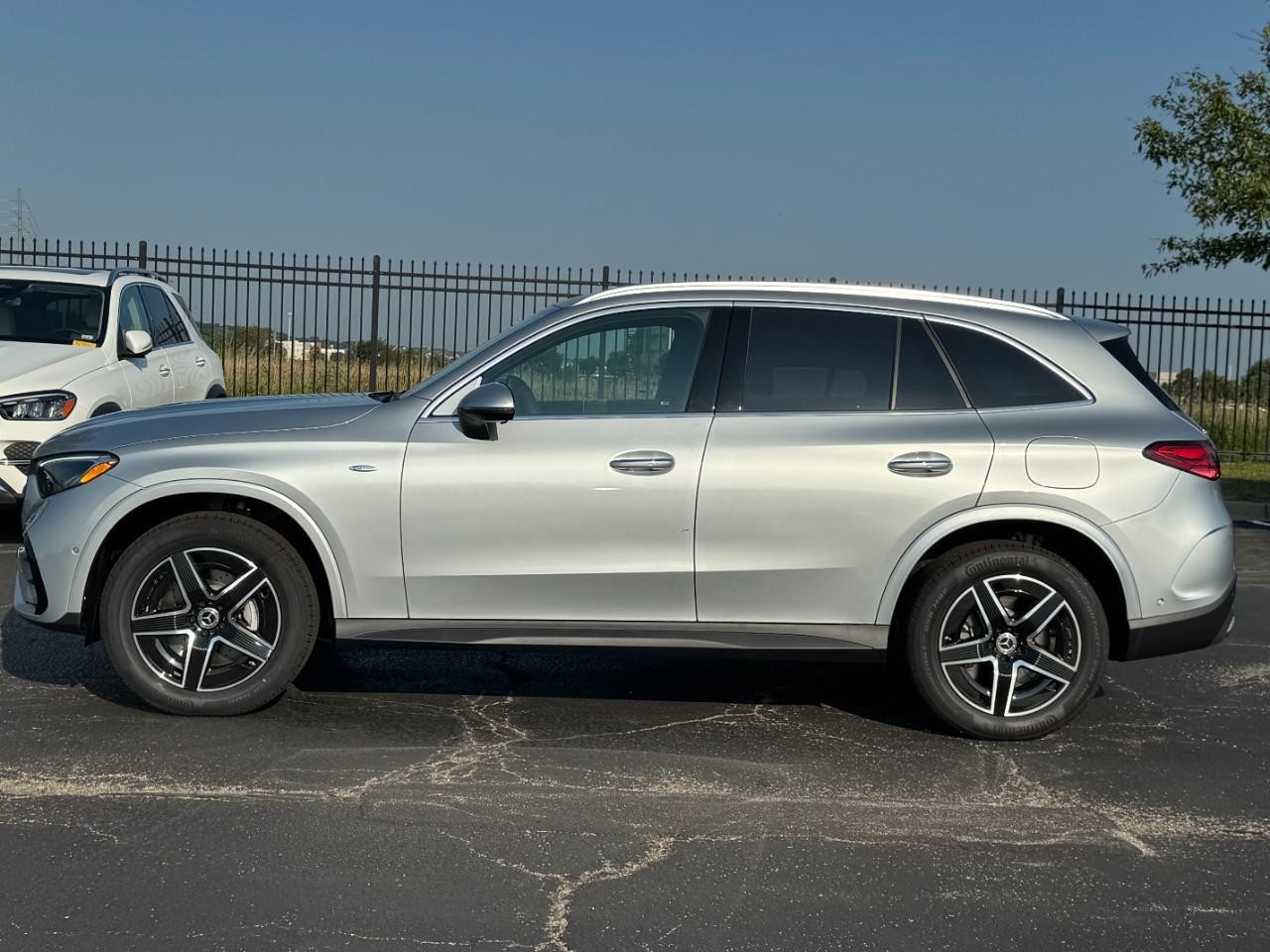 Mercedes-Benz GLC Vehicle Full-screen Gallery Image 2