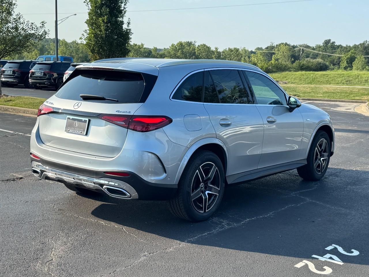 Mercedes-Benz GLC Vehicle Full-screen Gallery Image 5
