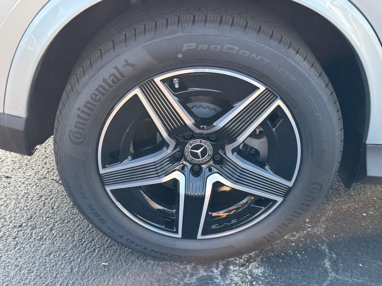 Mercedes-Benz GLC Vehicle Full-screen Gallery Image 6