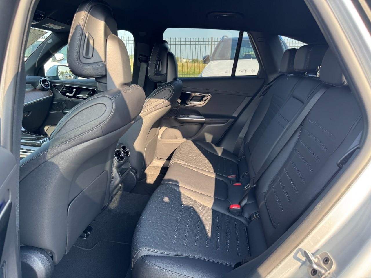 Mercedes-Benz GLC Vehicle Full-screen Gallery Image 10