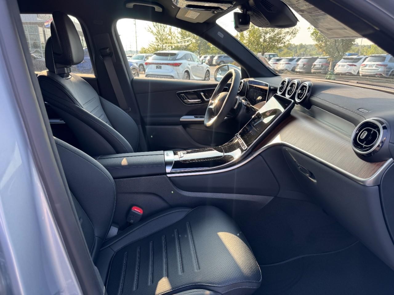 Mercedes-Benz GLC Vehicle Full-screen Gallery Image 11