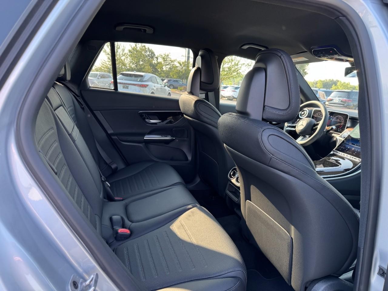 Mercedes-Benz GLC Vehicle Full-screen Gallery Image 12