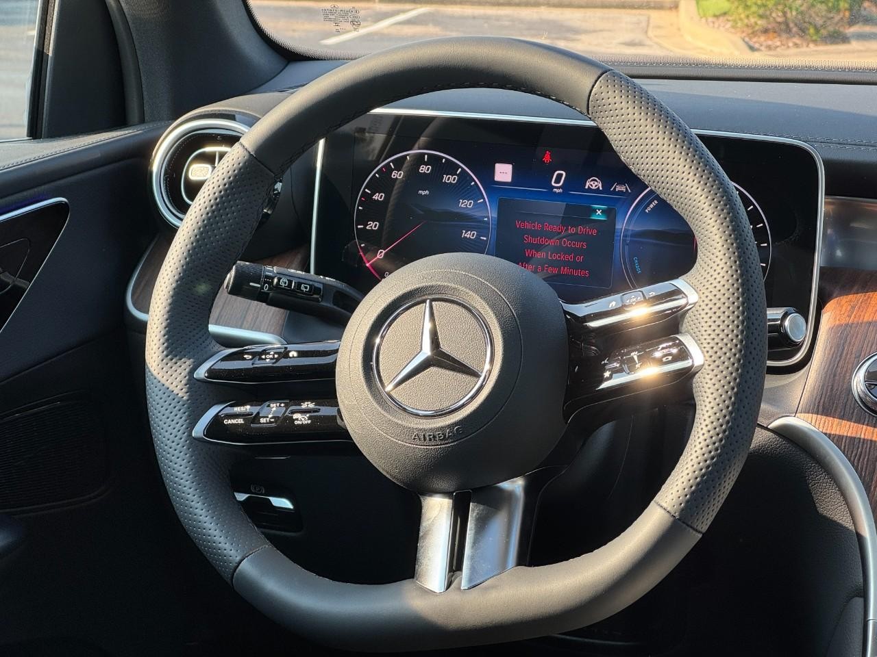 Mercedes-Benz GLC Vehicle Full-screen Gallery Image 14