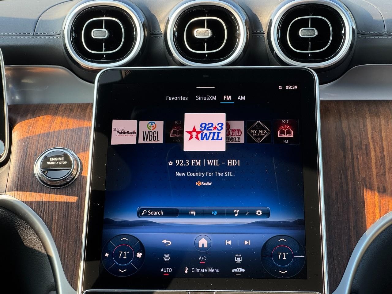 Mercedes-Benz GLC Vehicle Full-screen Gallery Image 15