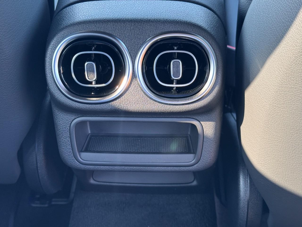 Mercedes-Benz GLC Vehicle Full-screen Gallery Image 17