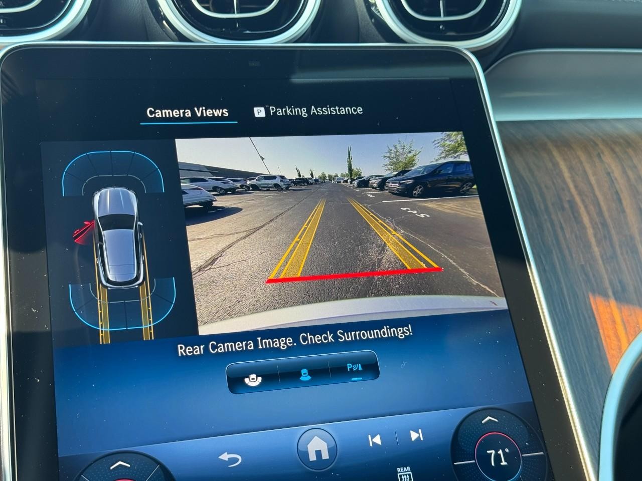 Mercedes-Benz GLC Vehicle Full-screen Gallery Image 22