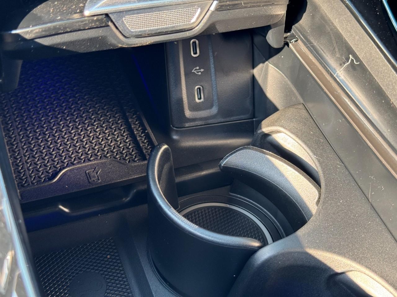 Mercedes-Benz GLC Vehicle Full-screen Gallery Image 23