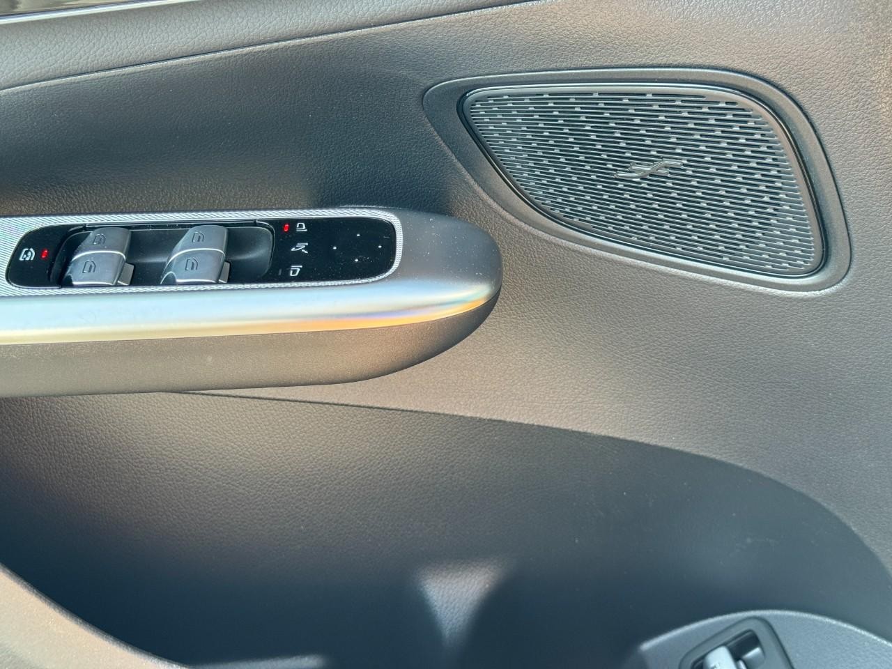 Mercedes-Benz GLC Vehicle Full-screen Gallery Image 25