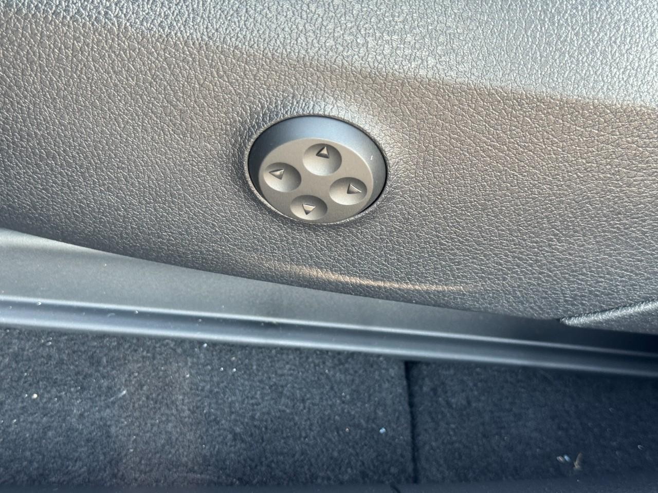 Mercedes-Benz GLC Vehicle Full-screen Gallery Image 26