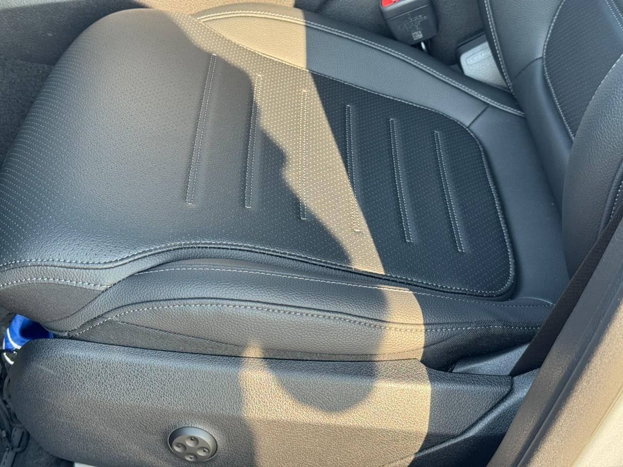 Mercedes-Benz GLC Vehicle Full-screen Gallery Image 27