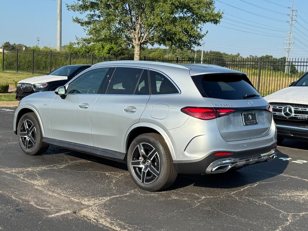 Mercedes-Benz GLC Vehicle Full-screen Gallery Image 31
