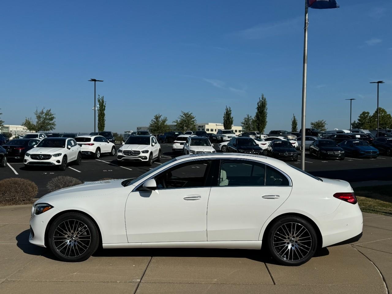 Mercedes-Benz C-Class Vehicle Full-screen Gallery Image 2