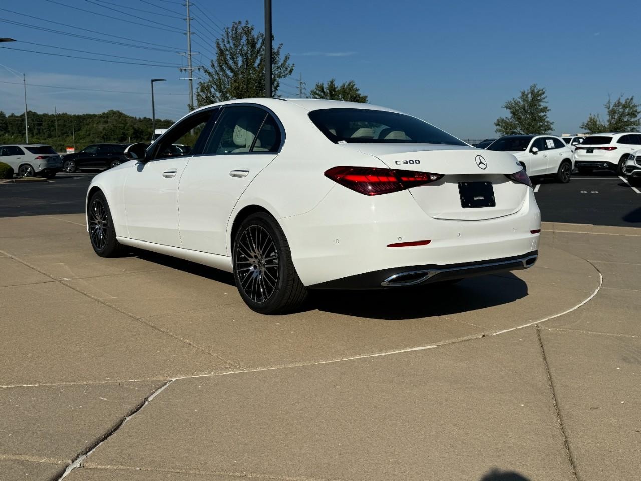 Mercedes-Benz C-Class Vehicle Full-screen Gallery Image 3