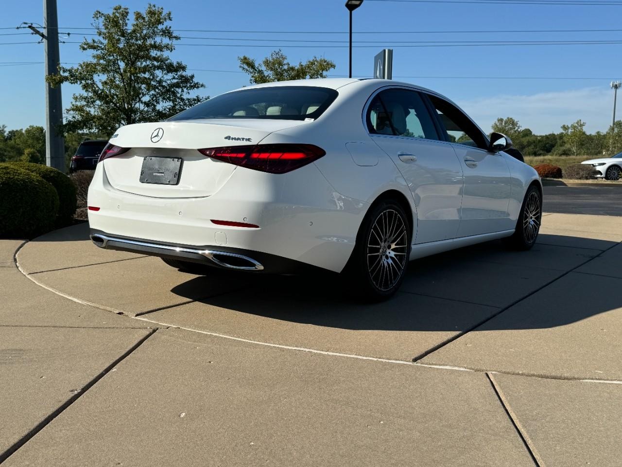 Mercedes-Benz C-Class Vehicle Full-screen Gallery Image 4