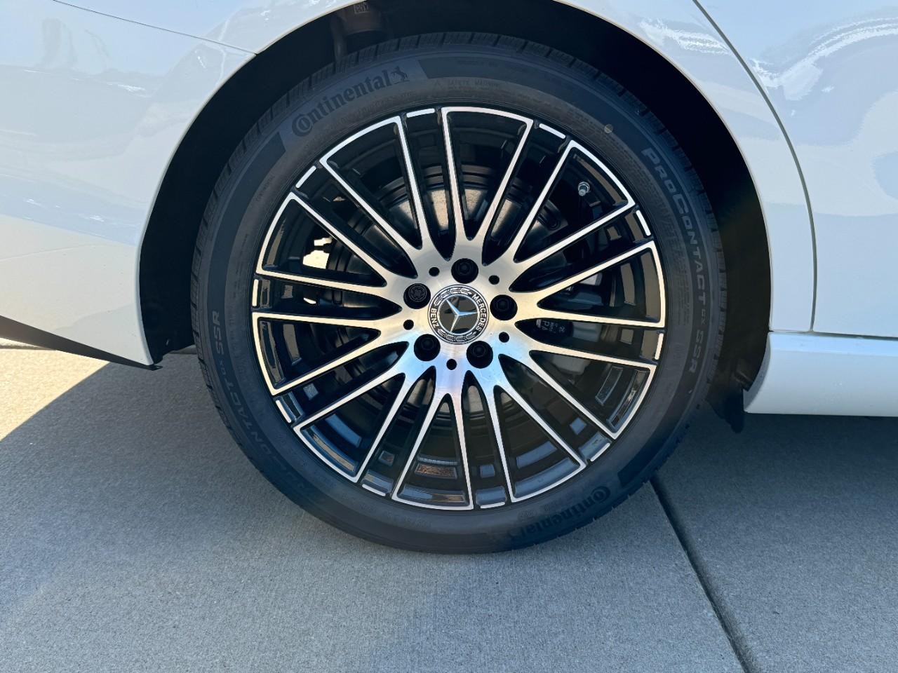 Mercedes-Benz C-Class Vehicle Full-screen Gallery Image 5