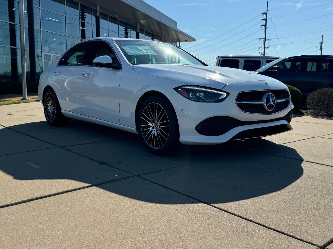 Mercedes-Benz C-Class Vehicle Full-screen Gallery Image 6