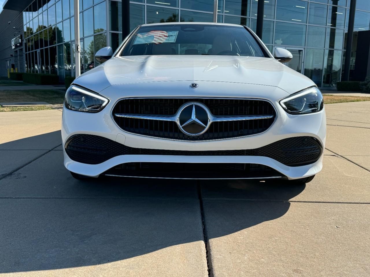 Mercedes-Benz C-Class Vehicle Full-screen Gallery Image 7