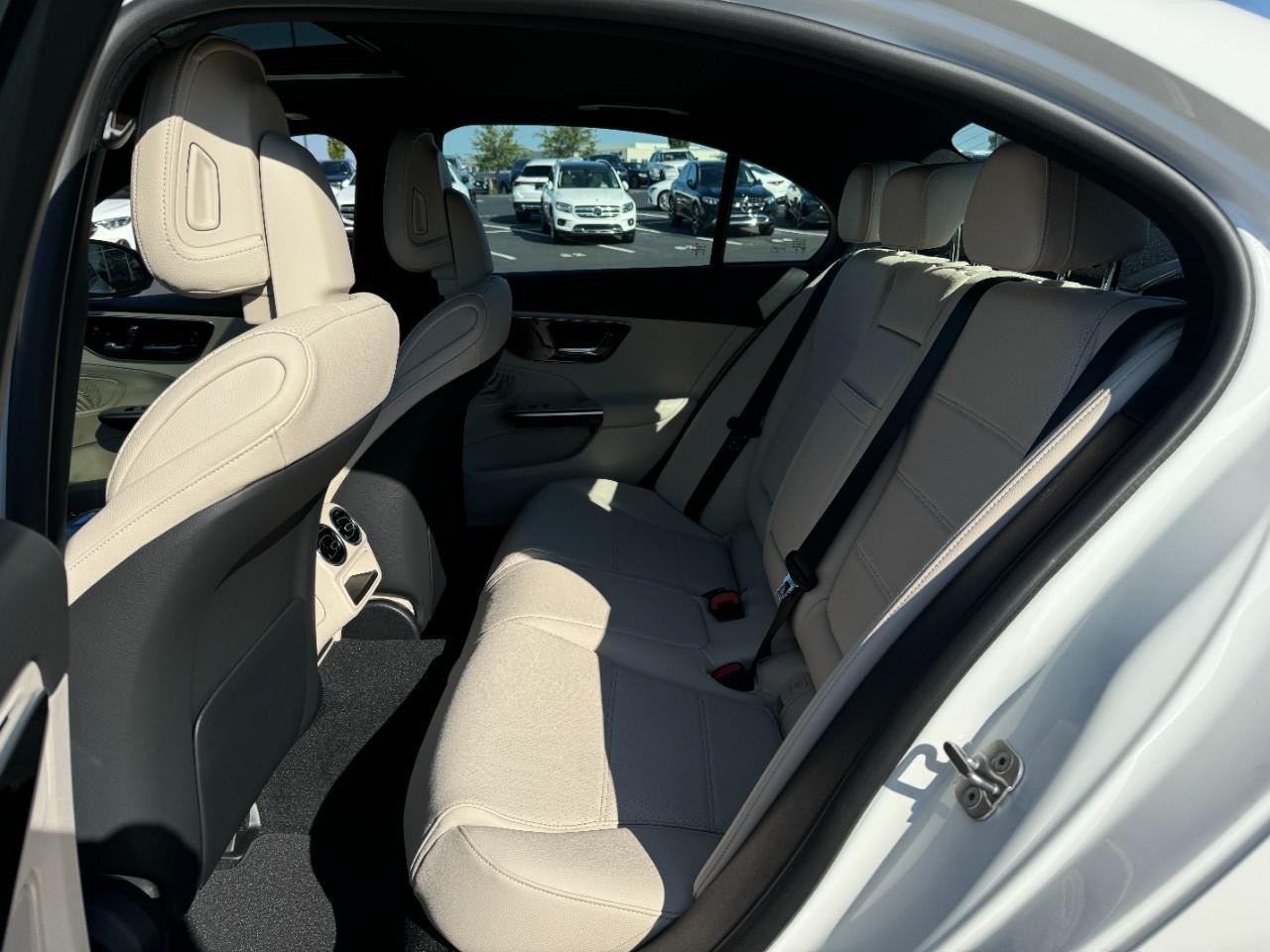 Mercedes-Benz C-Class Vehicle Full-screen Gallery Image 8