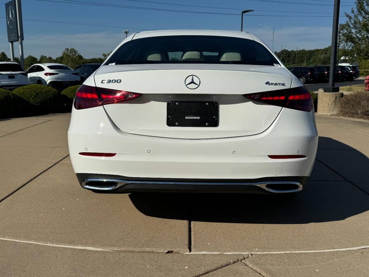 Mercedes-Benz C-Class Vehicle Full-screen Gallery Image 9