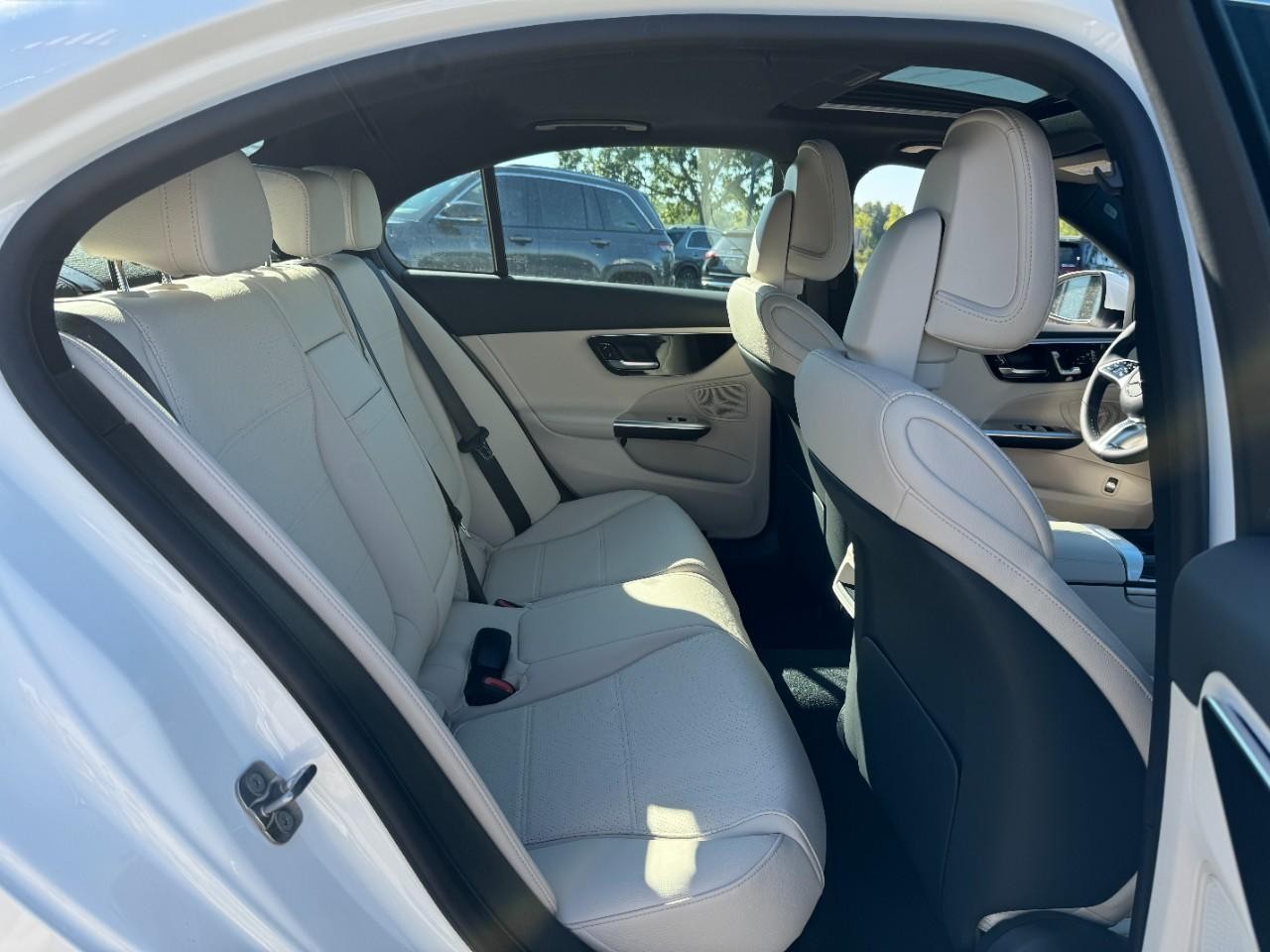 Mercedes-Benz C-Class Vehicle Full-screen Gallery Image 10