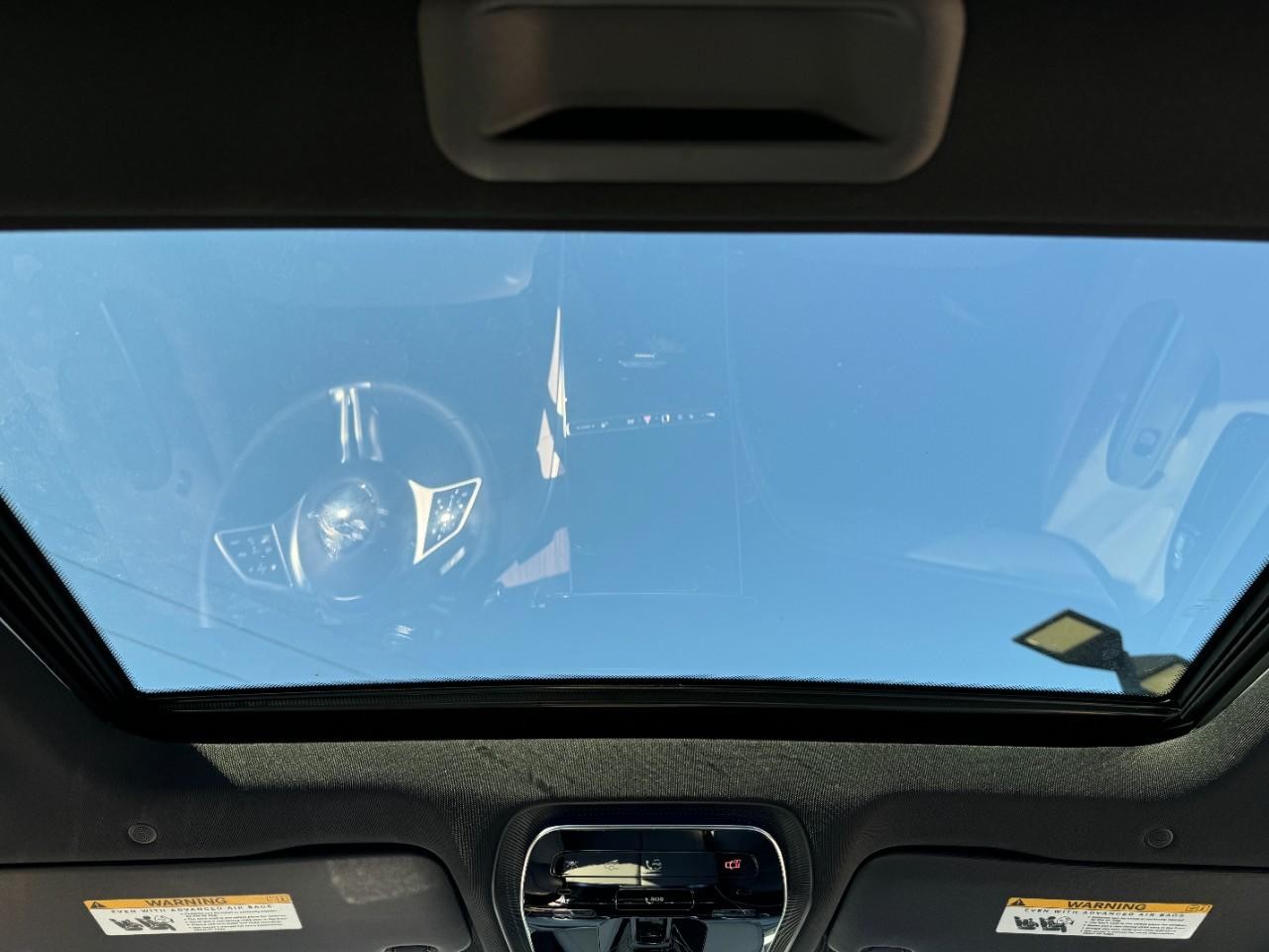 Mercedes-Benz C-Class Vehicle Full-screen Gallery Image 11