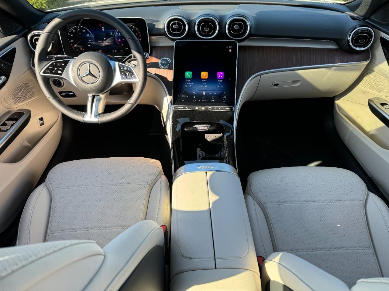 Mercedes-Benz C-Class Vehicle Full-screen Gallery Image 12