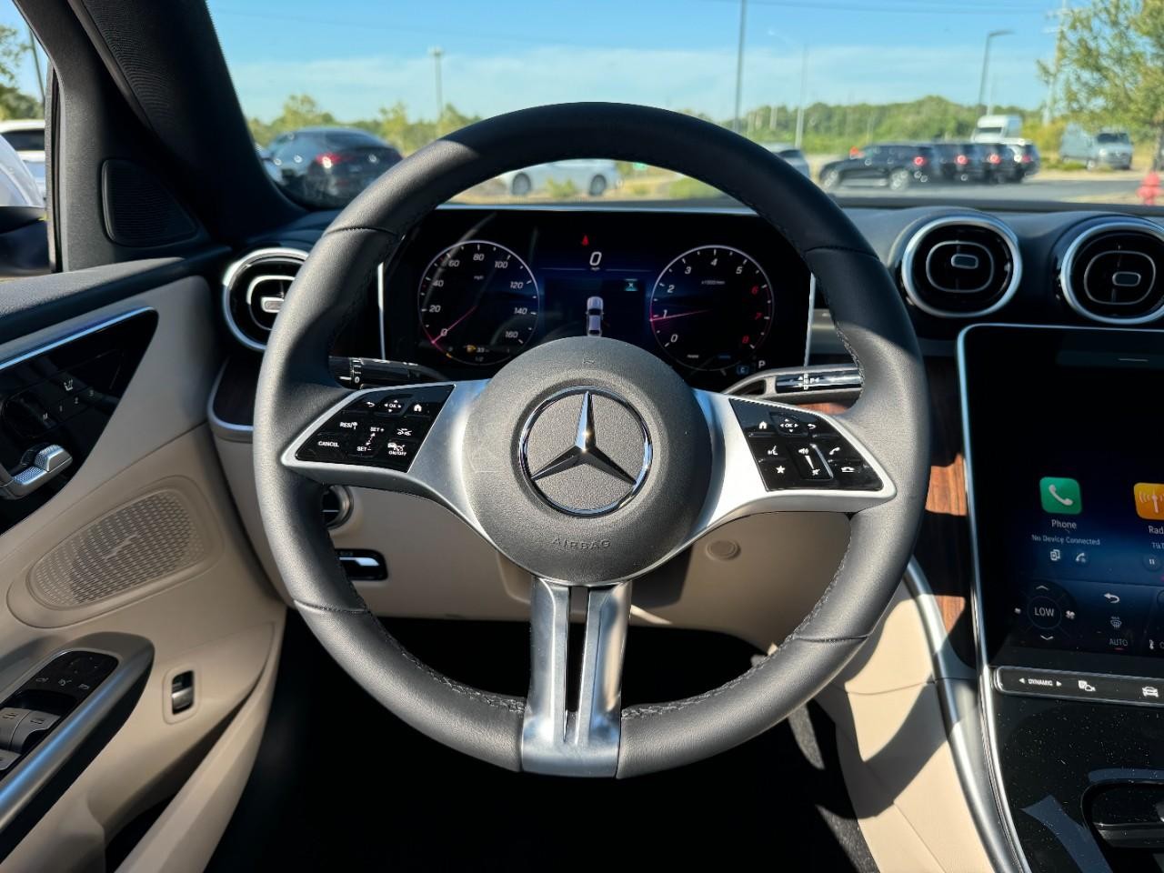 Mercedes-Benz C-Class Vehicle Full-screen Gallery Image 13