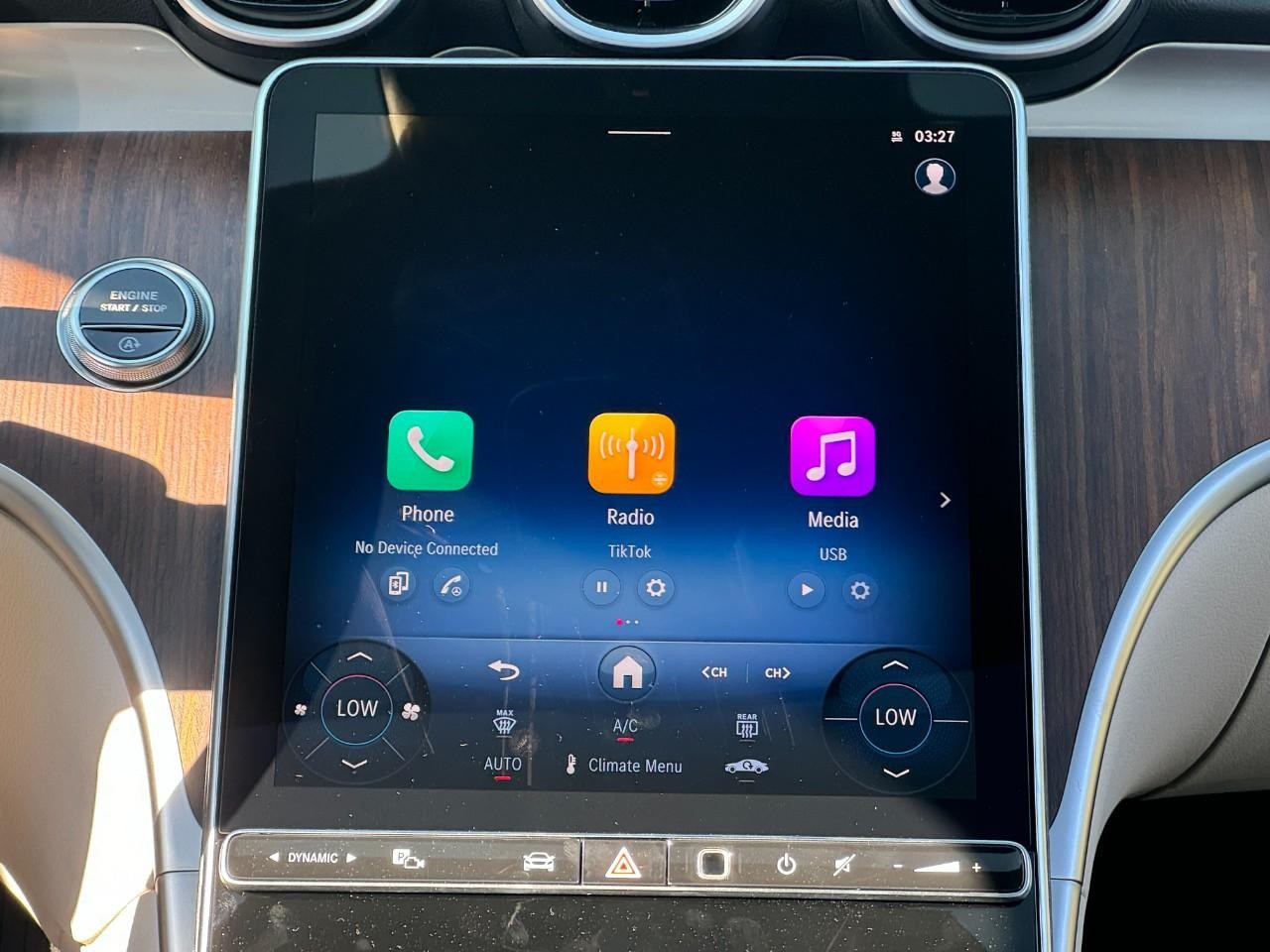 Mercedes-Benz C-Class Vehicle Full-screen Gallery Image 14