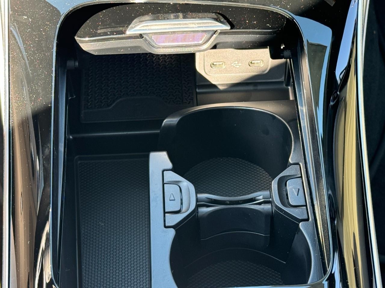 Mercedes-Benz C-Class Vehicle Full-screen Gallery Image 15