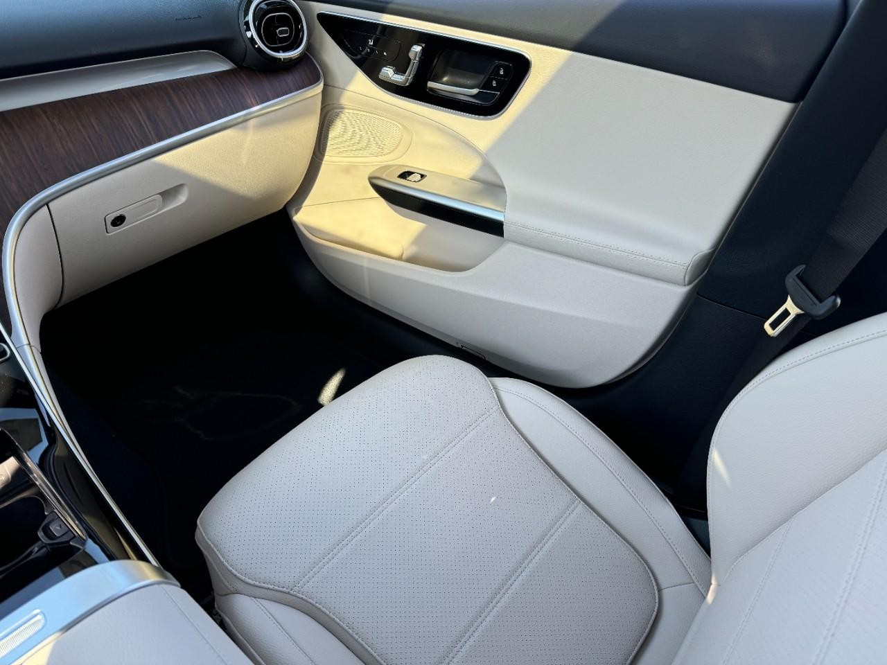 Mercedes-Benz C-Class Vehicle Full-screen Gallery Image 16