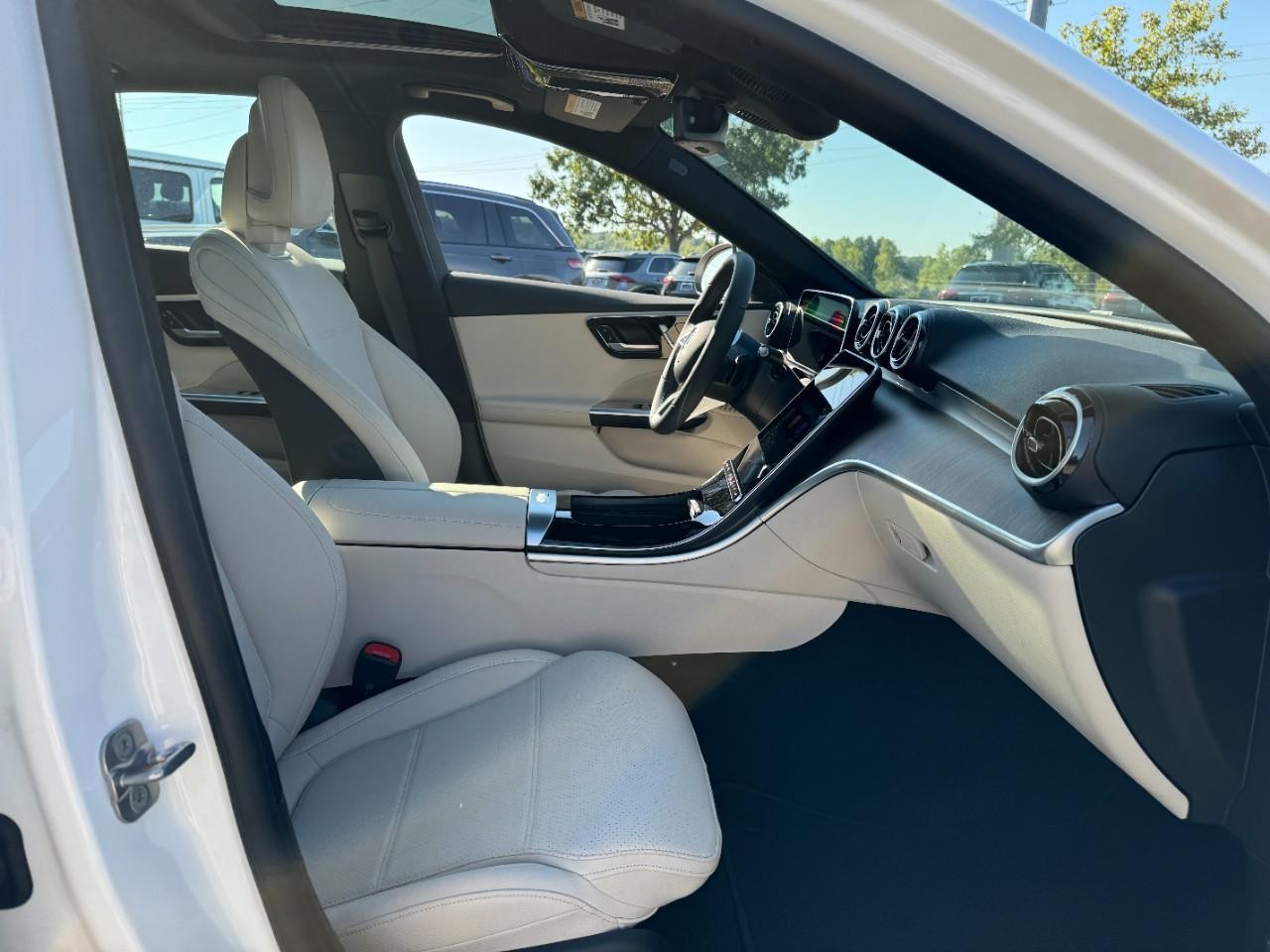 Mercedes-Benz C-Class Vehicle Full-screen Gallery Image 17