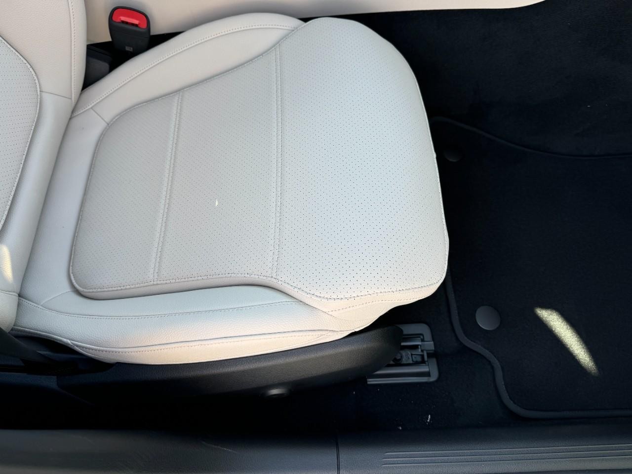 Mercedes-Benz C-Class Vehicle Full-screen Gallery Image 18