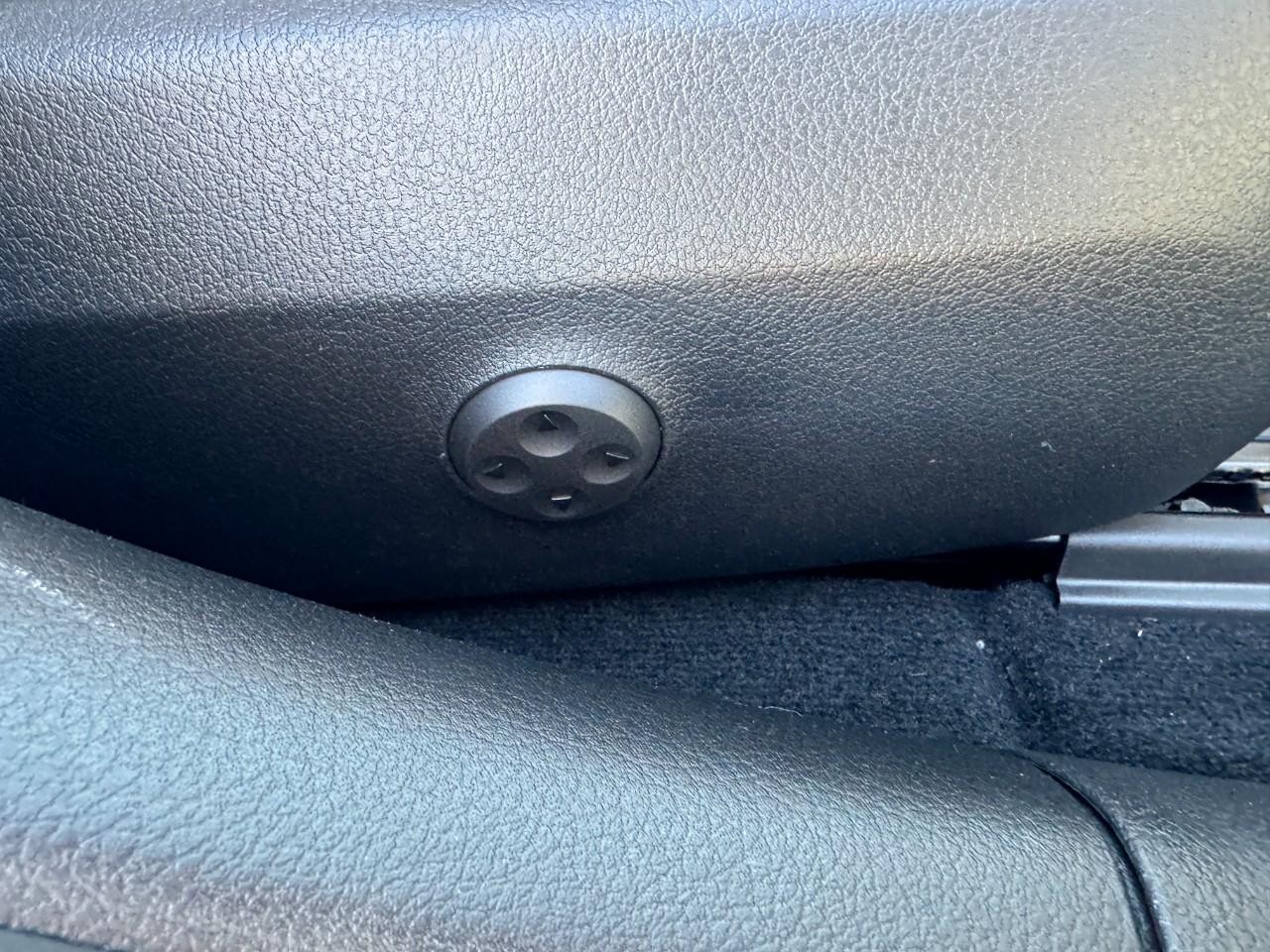 Mercedes-Benz C-Class Vehicle Full-screen Gallery Image 19