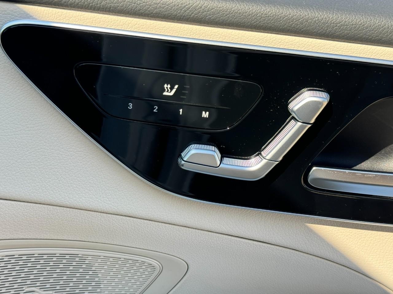 Mercedes-Benz C-Class Vehicle Full-screen Gallery Image 20