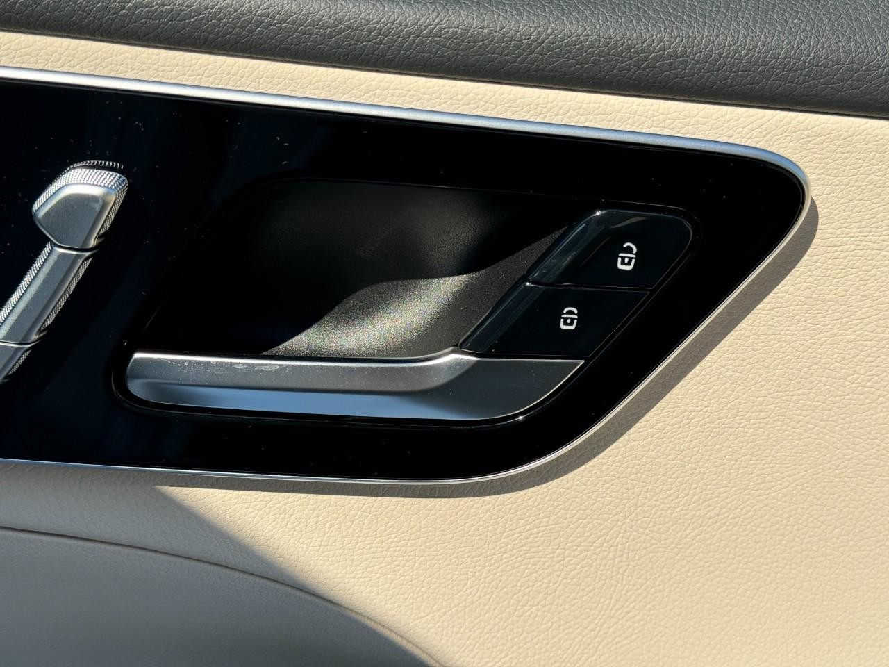 Mercedes-Benz C-Class Vehicle Full-screen Gallery Image 21