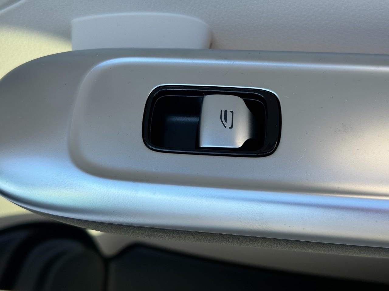 Mercedes-Benz C-Class Vehicle Full-screen Gallery Image 22