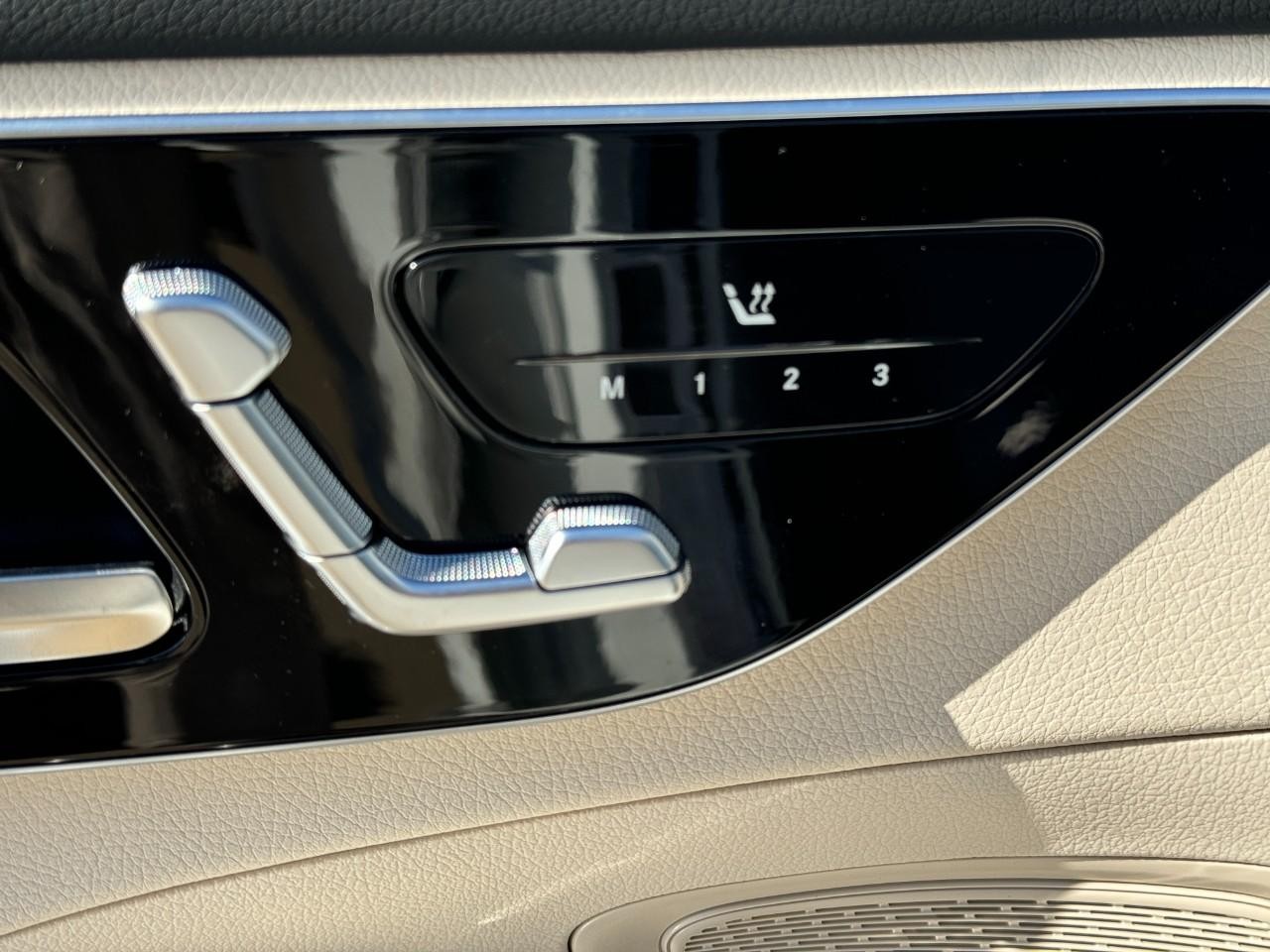 Mercedes-Benz C-Class Vehicle Full-screen Gallery Image 23