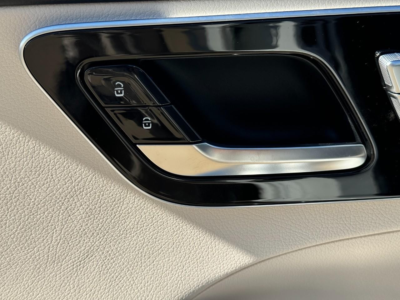 Mercedes-Benz C-Class Vehicle Full-screen Gallery Image 24