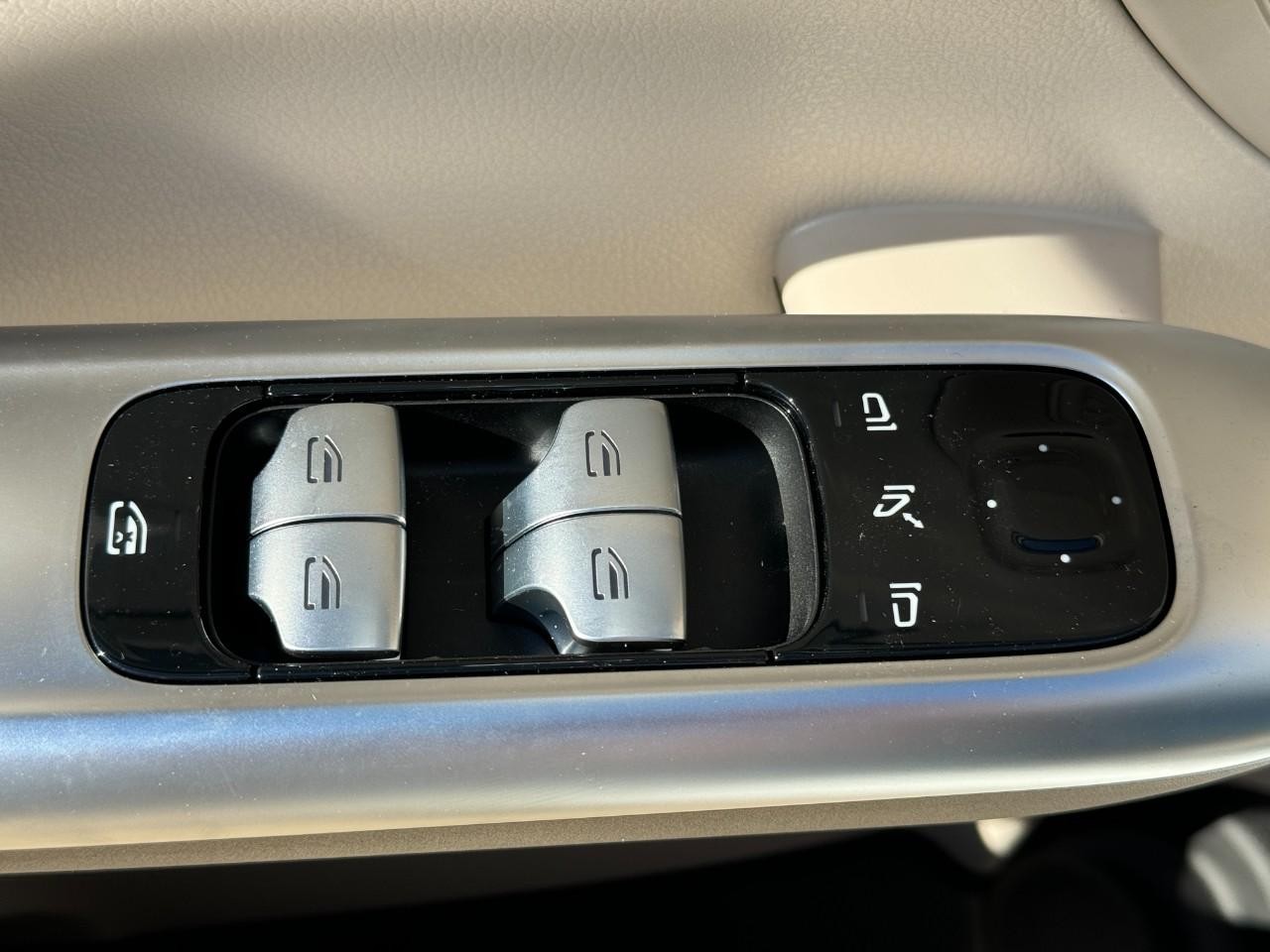 Mercedes-Benz C-Class Vehicle Full-screen Gallery Image 25