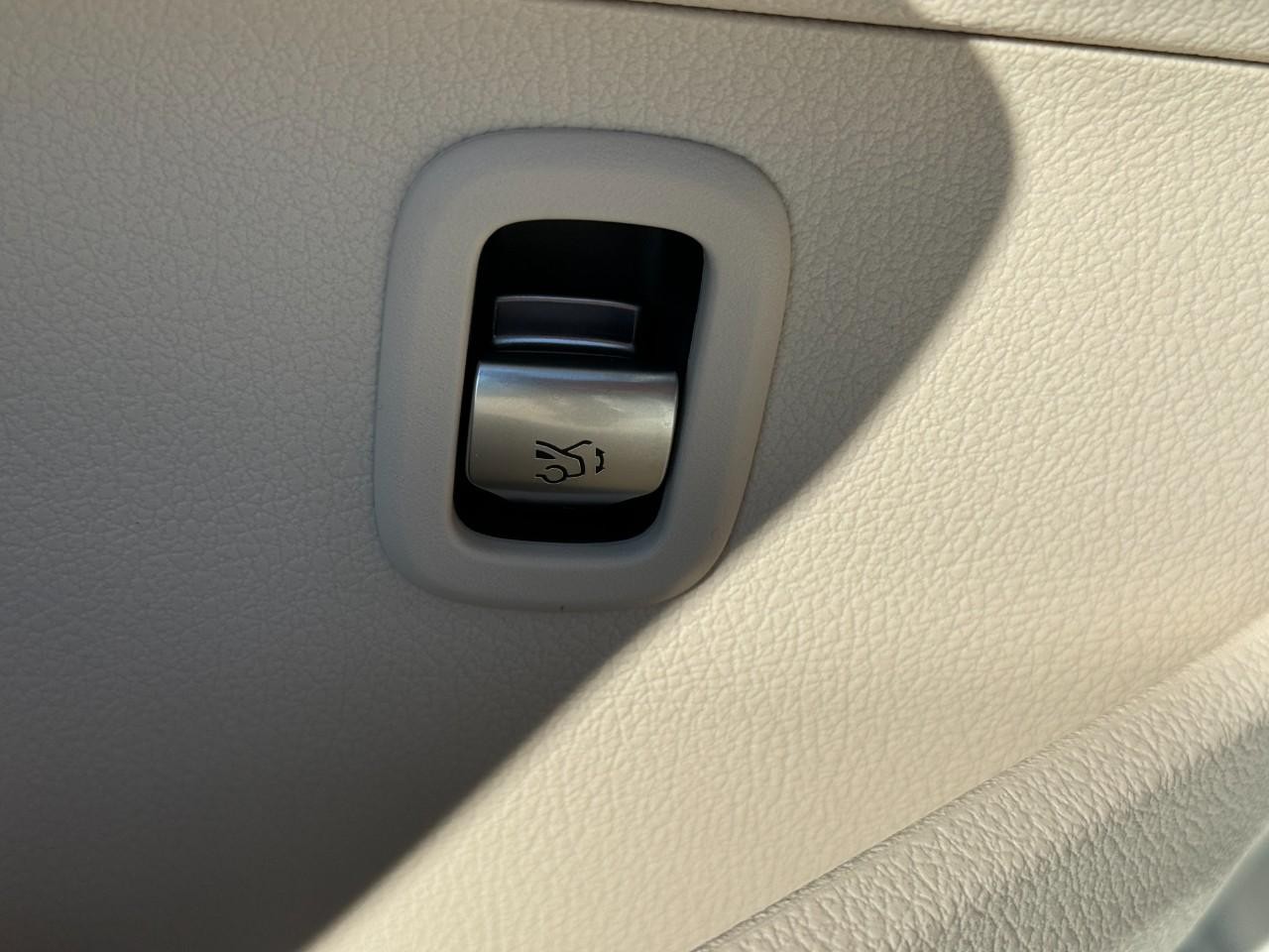 Mercedes-Benz C-Class Vehicle Full-screen Gallery Image 26